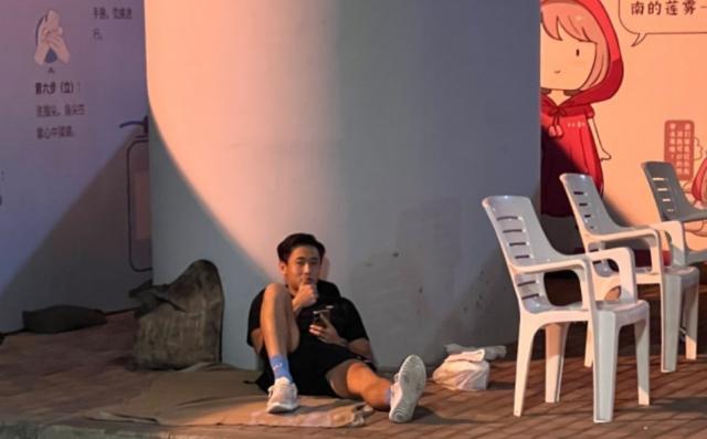 MK体育在线-深圳队凌晨露宿海口街头:戴伟浚晒出“流浪汉”照