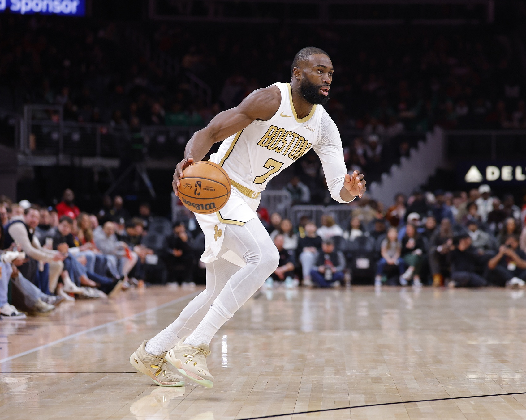 MK体育下载-稍微出出汗!杰伦·布朗17中8拿到20分 另有8板5助4断&三分3中1